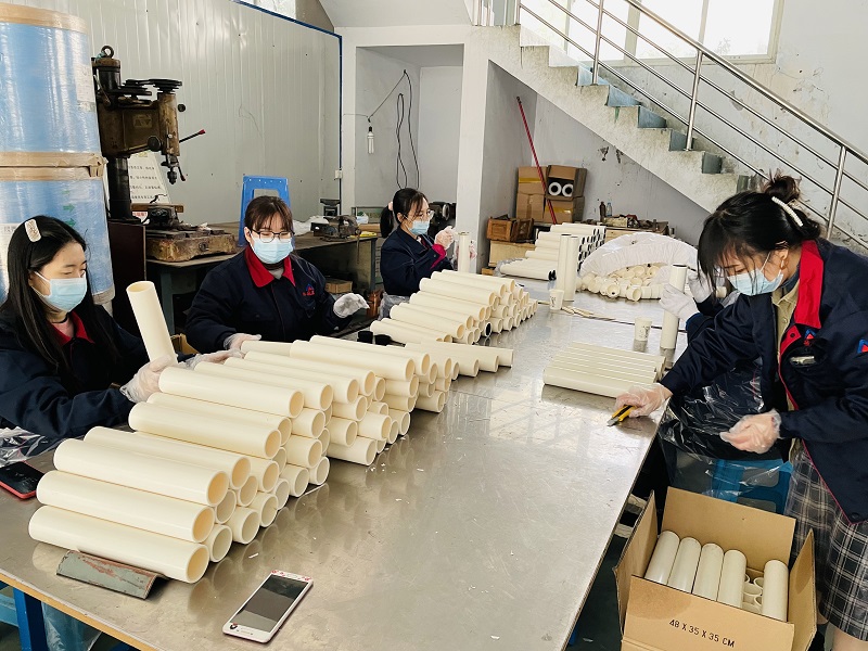 全員齊上陣，大批量活性炭濾芯趕制中